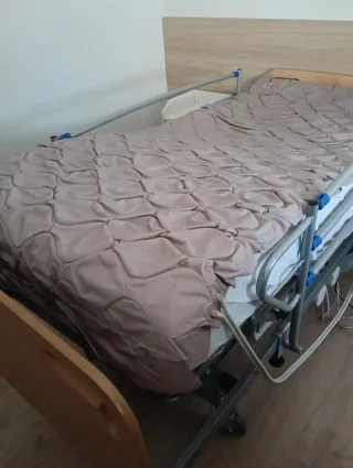 Cama geriátrica ajustable