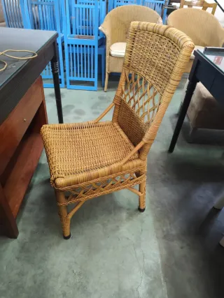 Sillas de ratán con estructura de metal