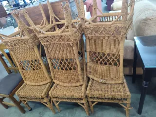 Sillas de ratán con estructura de metal