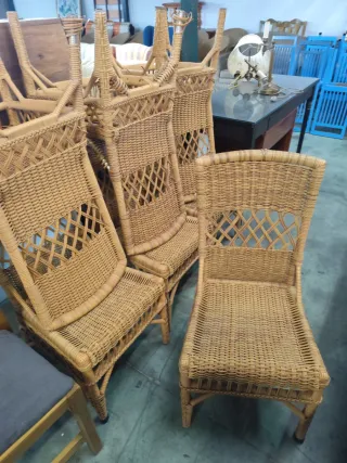 Sillas de ratán con estructura de metal