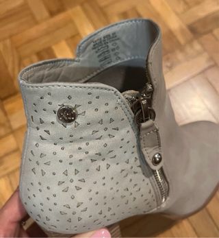 Botines grises con tacón y detalles calados