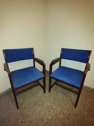 Sillas de madera con apoyabrazos