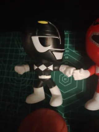 Lote 4 figuras Power Rangers y K-pop