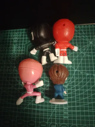 Lote 4 figuras Power Rangers y K-pop