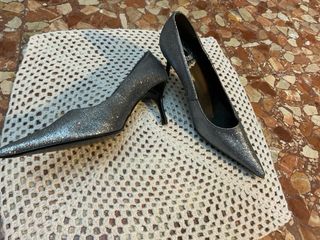 Zapatos de tacón plateados brillantes
