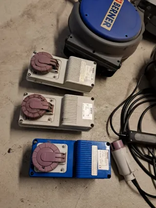 2 Avvolgicavo Berner + 1 Zeca con lampade fluo