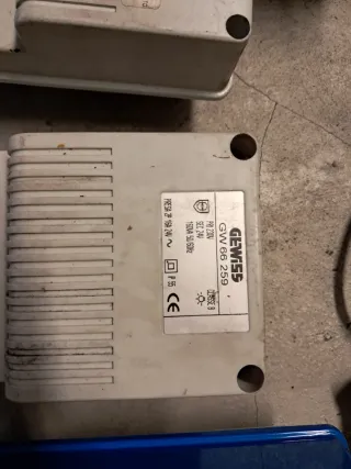 2 Avvolgicavo Berner + 1 Zeca con lampade fluo