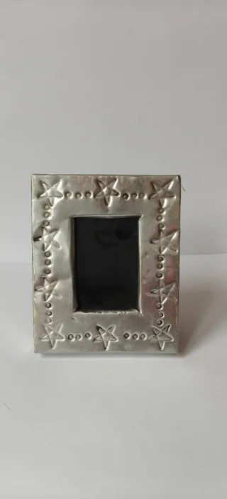 Marco de fotos plateado con estrellas