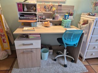 Mesa de estudio madera y blanco