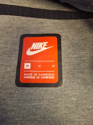 Sudadera Nike Tech Fleece Windrunner gris y blanca