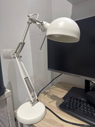 Lámpara de escritorio Ikea blanca