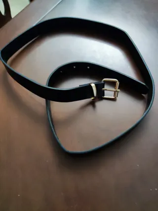 Cinturón negro con hebilla dorada nuevo a estrenar