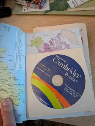 Libros dos diccionarios seminuevos