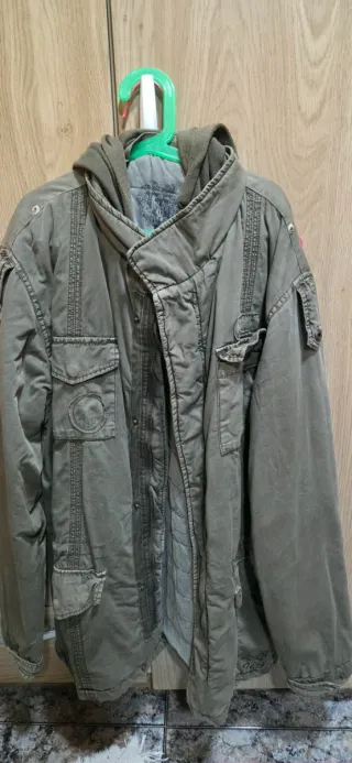 Abrigo verde militar con capucha