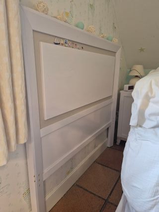 Cabecero infantil de madera y plástico