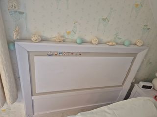 Cabecero infantil de madera y plástico