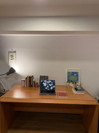 Escritorio de madera natural