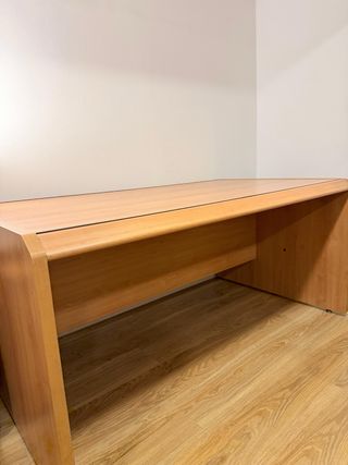 Escritorio de madera natural