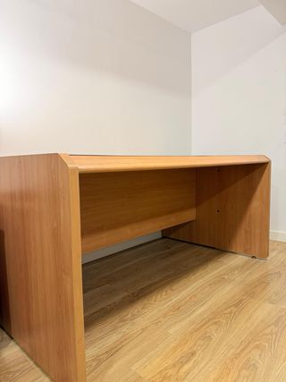 Escritorio de madera natural