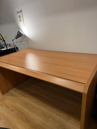 Escritorio de madera natural