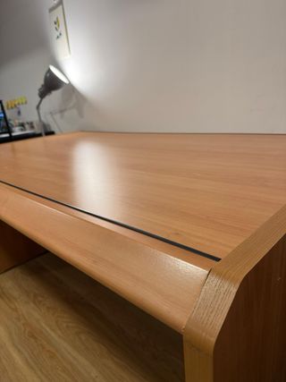 Escritorio de madera natural