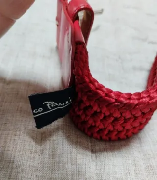 Cinturón trenzado rojo con hebilla plateada