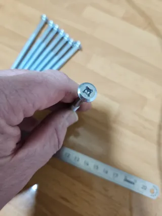 Tornillos metálicos largos