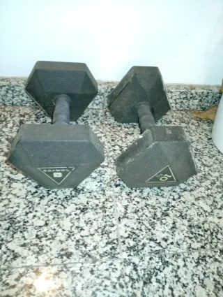 Barra y mancuernas para gimnasio
