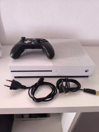 Xbox One S Blanca + Mando y Cables