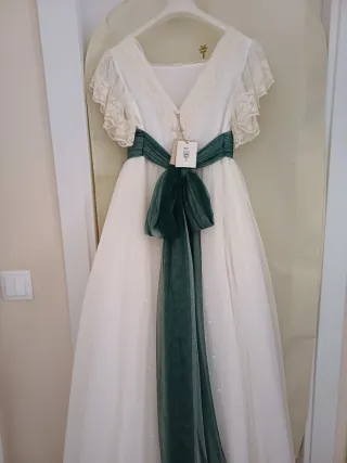 Vestido de Comunión nuevo con etiquetas.