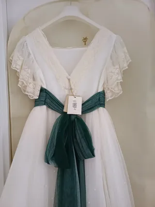 Vestido de Comunión nuevo con etiquetas.