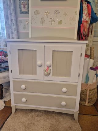 Cómoda de madera blanca y beige