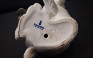 Figura Lladró "Perro y mariposa"