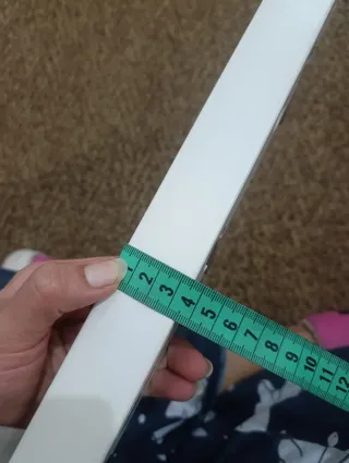 Perchero de pared blanco y plateado