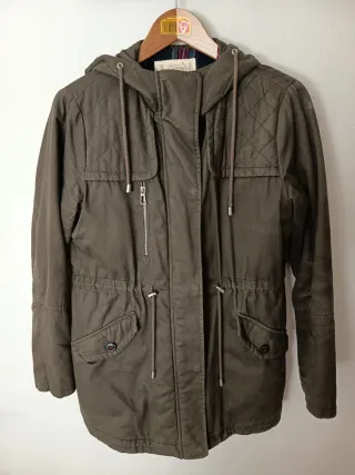 Parka acolchada Stradivarius verde oliva