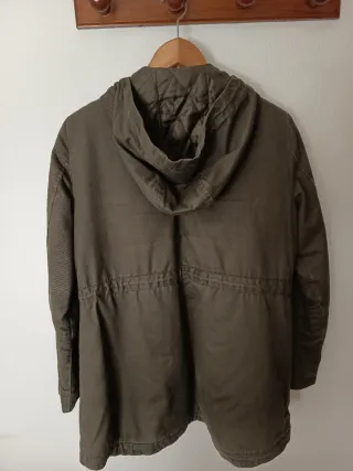 Parka acolchada Stradivarius verde oliva