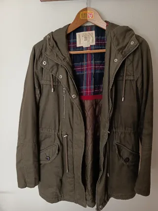 Parka acolchada Stradivarius verde oliva