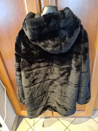 Pelliccia ecologica nera con cappuccio - Taglia M