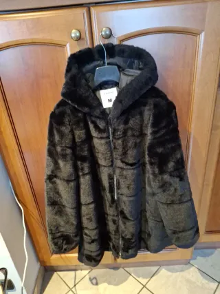 Pelliccia ecologica nera con cappuccio - Taglia M