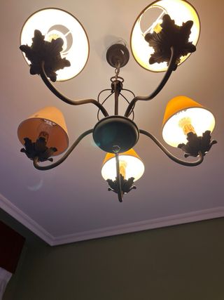 Lámpara de techo naranja y amarilla