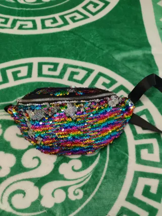 Riñonera Pull&Bear lentejuelas arcoíris