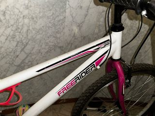 Bicicleta Freerider Blanca y rosa