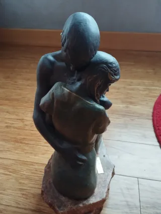 Figura Busto abrazo Angeles Anglada