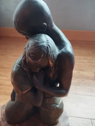 Figura Busto abrazo Angeles Anglada