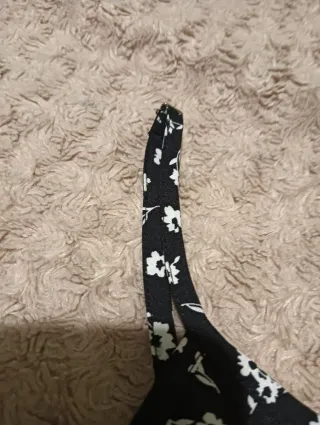 Vestido negro con estampado floral blanco