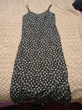 Vestido negro con estampado floral blanco