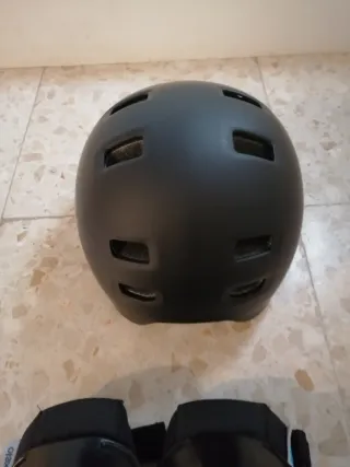 Casco Btwin y juego de protecciones patinaje