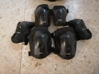 Casco Btwin y juego de protecciones patinaje