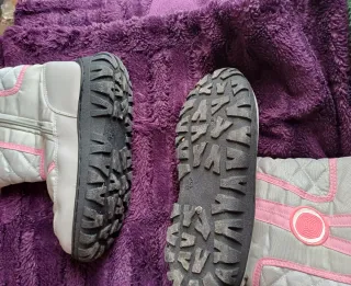 Botas de nieve grises y rosas