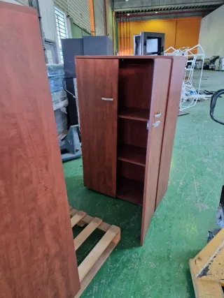 Armario de oficina con estanterías